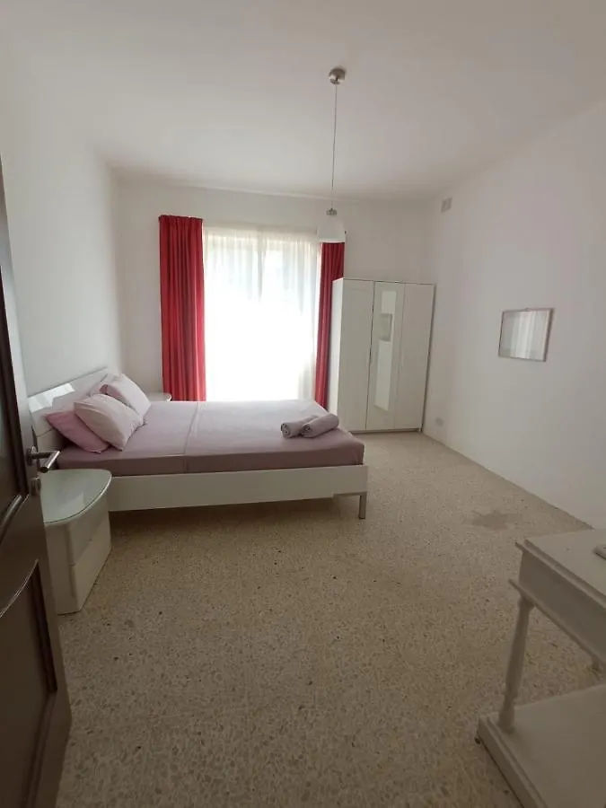 Modern Bedroom Gzira 0*,